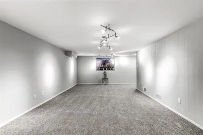 Building Photo - 252 Glandore Dr