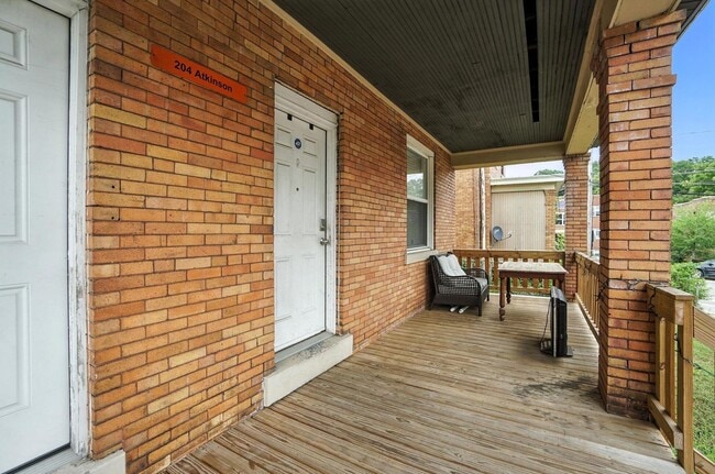 Building Photo - 6 bed/3.5 bath on Atkinson, Mins. from UC for Only $650/pp ($3900/mo)!