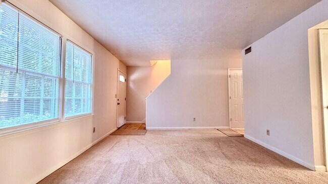 Building Photo - Lilburn 2 Bed-2.5 Bath Townhouse, Fireplace, Great Floor Plan!