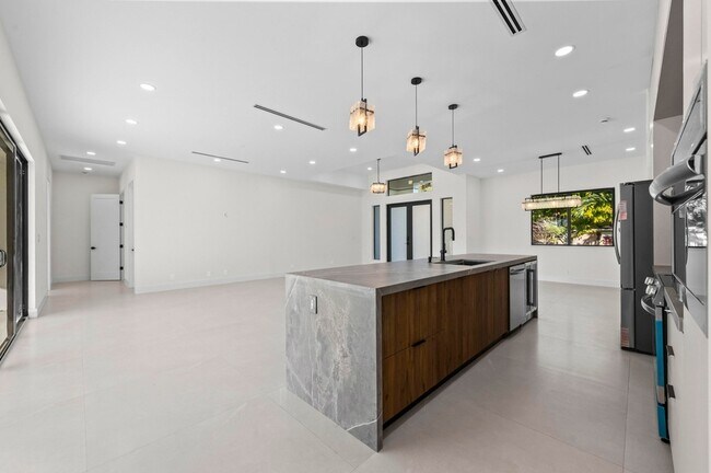 Building Photo - 621 NW 42nd Ave