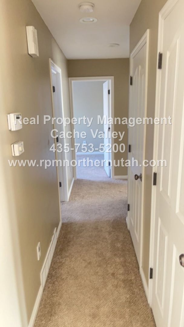 Building Photo - Beautiful 6 bedroom home available for immediate move in!