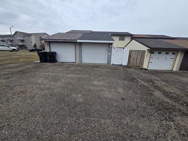 Building Photo - Townhome available NOW!