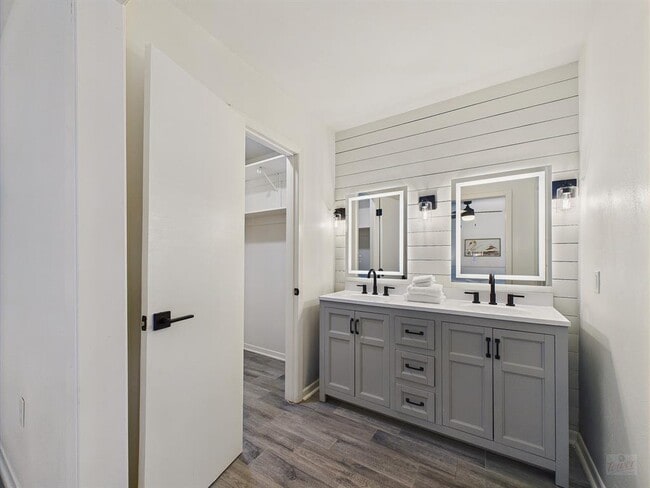 Building Photo - 6108 Shadow Valley Dr