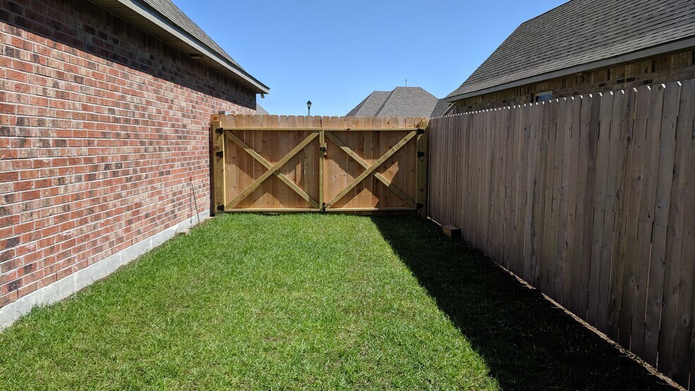 Building Photo - 742 Red Pine Dr
