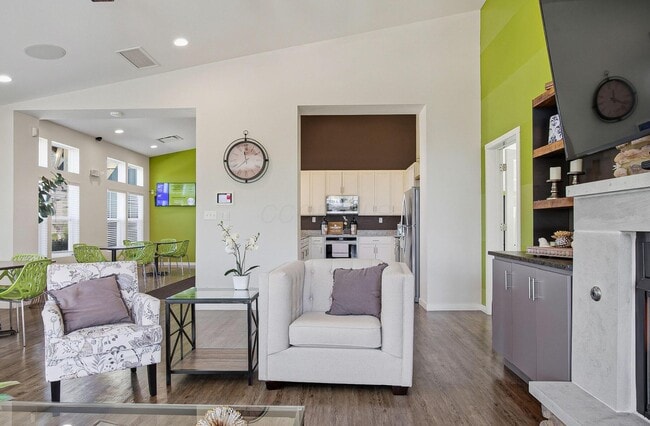 Building Photo - 933 Persimmon Ln