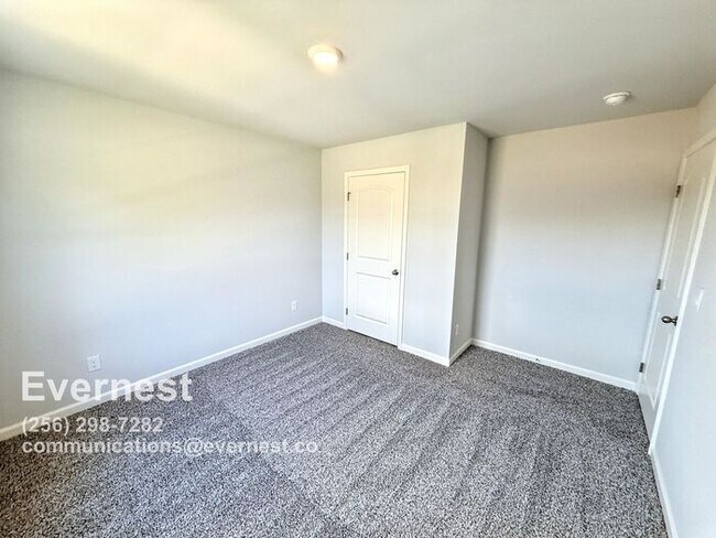 Building Photo - 3-Bedroom, 2.5-Bathroom Home in a Convenie...