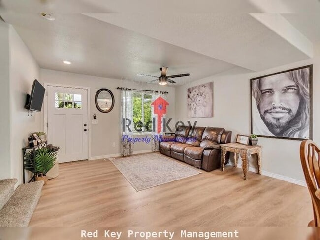 Building Photo - Geneva Way Single Family Home