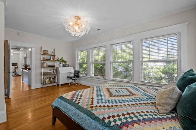Building Photo - Stunning Historic 4-bedroom home in Trinit...