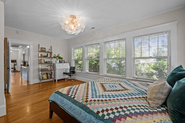Building Photo - Stunning Historic 4-bedroom home in W Trin...