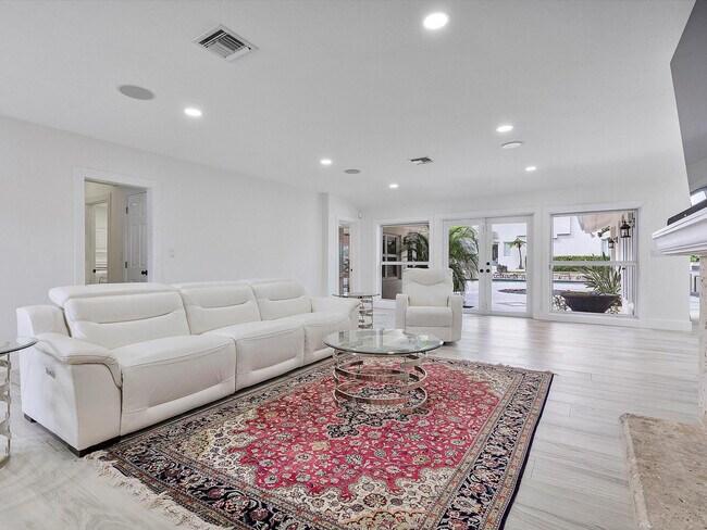 Building Photo - 411 Poinciana Dr