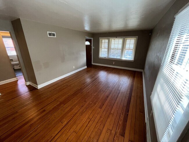 Building Photo - Two Bedroom Home with Attached Garage Move...