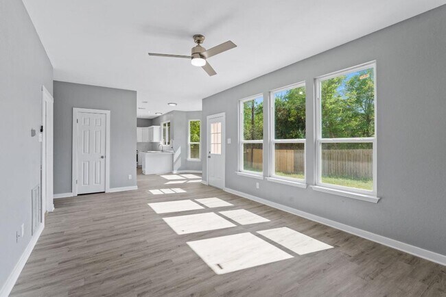 Building Photo - 700 Creekmont Dr