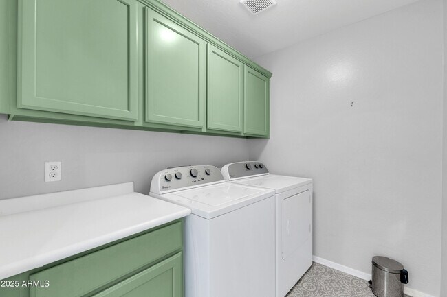 Building Photo - 2040 W Kathleen Rd