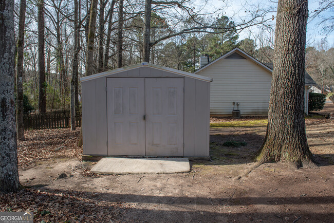 Building Photo - 721 Redwood Park