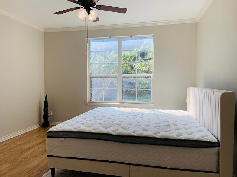 Building Photo - 1020 Texas St