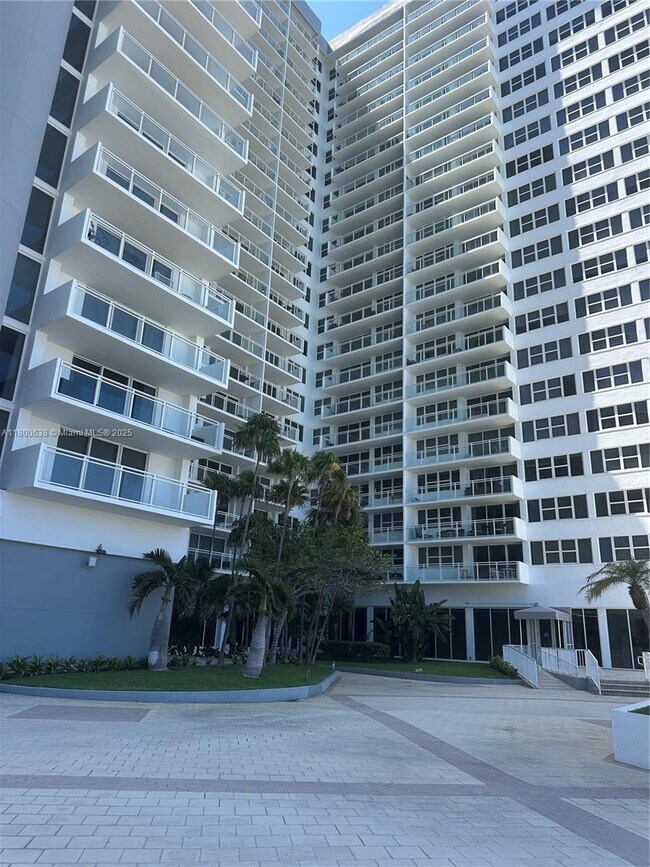 Building Photo - 2030 S Ocean Dr