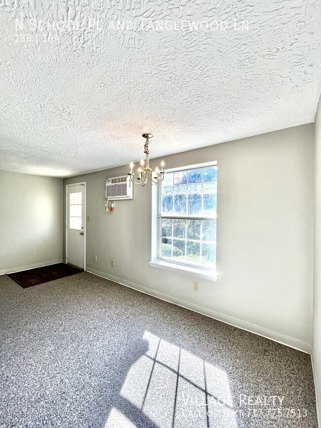 Building Photo - MOVE-IN READY! Top Floor! Roomy 1-Bed with...