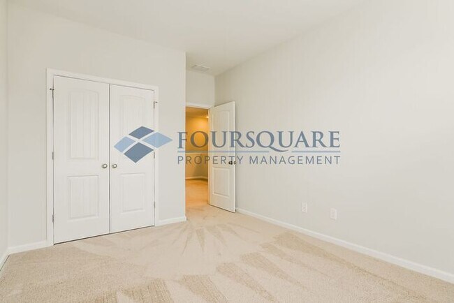 Building Photo - End Unit Townhome | 2nd Floor Loft | Washe...