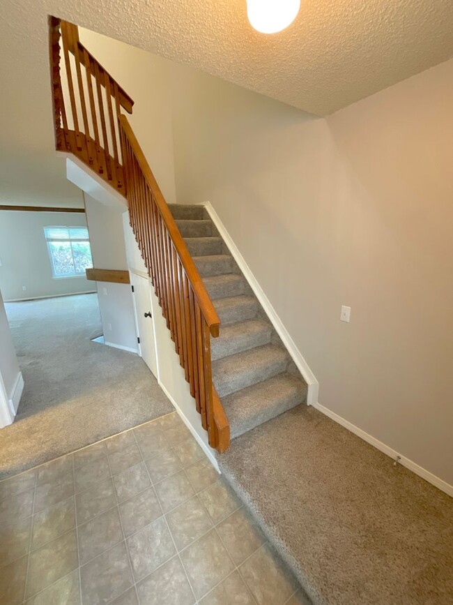 Building Photo - 3 Bedroom Townhome Available Near S Academ...