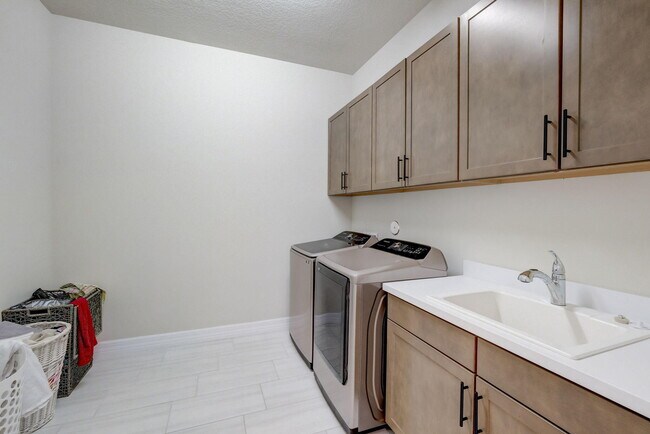 Building Photo - 9234 Balsamo Dr.