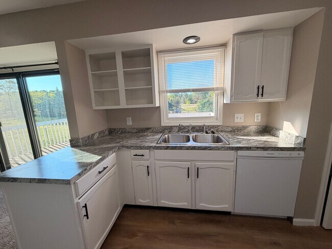 Building Photo - Rockford Schools! 4 Bedroom Duplex