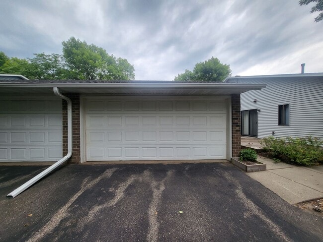 Building Photo - Maple Grove Townhome for Rent