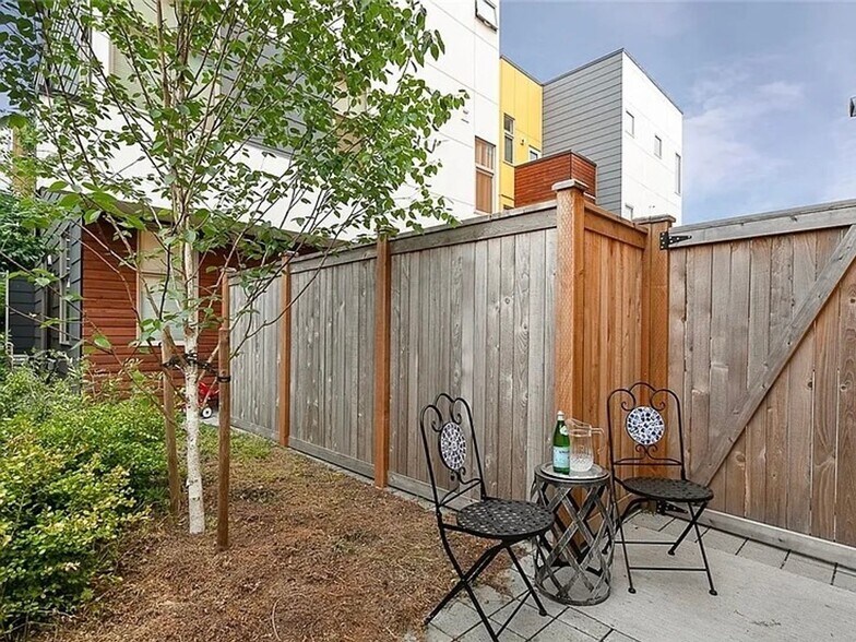 Building Photo - North Beacon Hill Townhouse