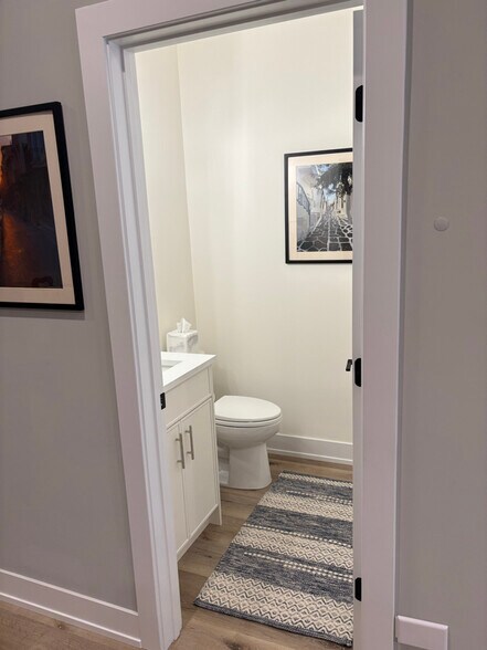 Building Photo - 3341 N Sheffield Ave