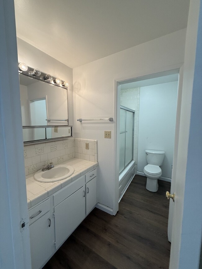 Building Photo - Refreshed 2 Bed, 1 Bath Tracy Apartment