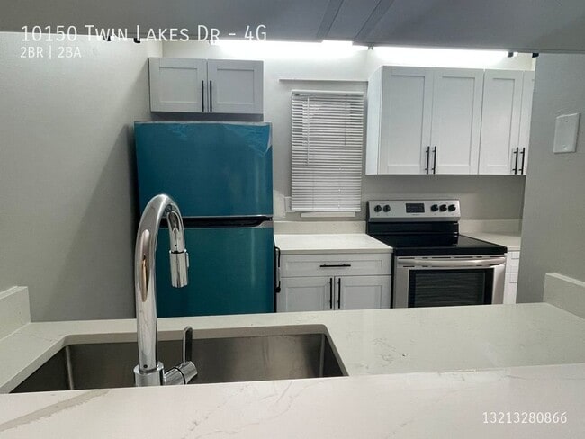 Building Photo - 10150 Twin Lakes Dr