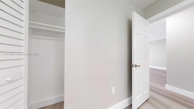 Building Photo - 329 SW 9th Ave