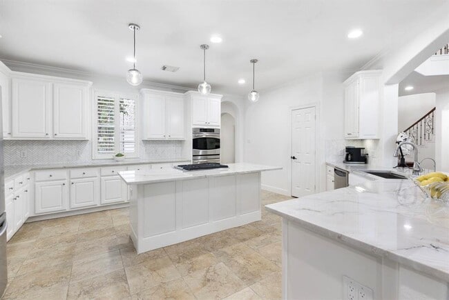 Building Photo - 99 W Hullwood Cir