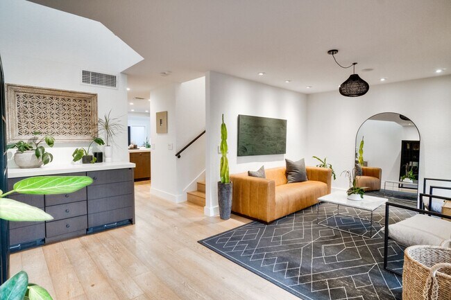 Building Photo - Exquisite 3 bedroom 2.5 bath two-story Executive Condo in Winter Park with 2-Car Garage