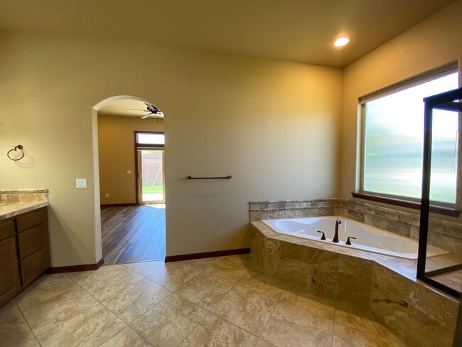 Building Photo - 433 Golden Dr