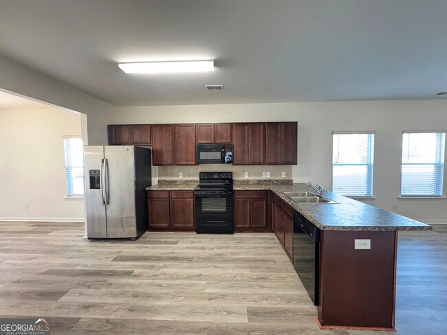 Building Photo - 214 N Dogwood St