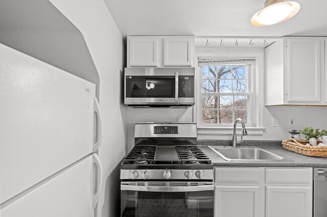 Building Photo - 1700 Dewitt Ave