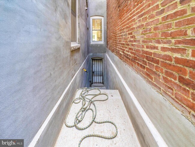 Building Photo - 60 Q St NE