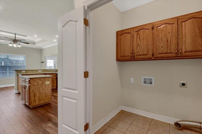 Building Photo - 629 Clay Ln