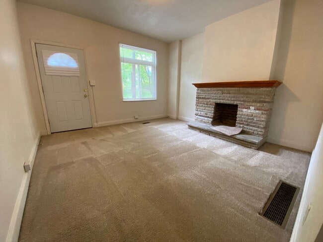 Building Photo - 2BR Townhouse with Fully Equipped Kitchen & W/D Included! Great Location! Call Now!