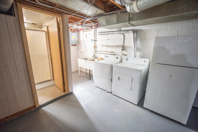 Building Photo - 5976 Hodgman Dr
