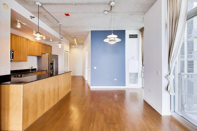 Building Photo - 720 N Larrabee St