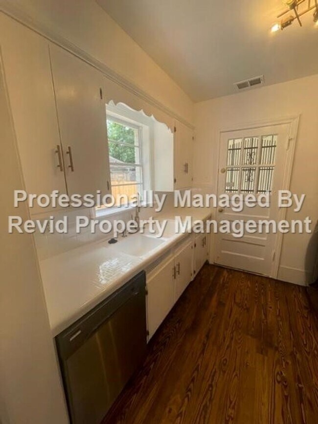 Building Photo - Newly Renovated 2 Bed 1 Bath near U of M!