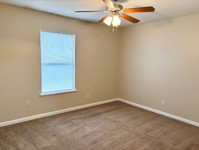 Building Photo - "Charming 2-Bedroom Apartment Retreat in Mary Esther!"