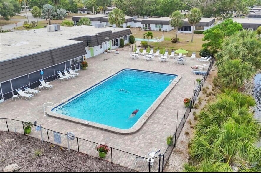 Building Photo - 3909 Glen Oaks Dr E