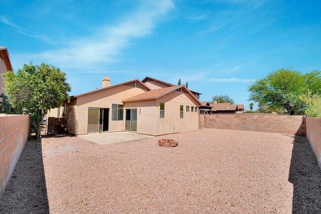 Building Photo - Gorgeous 3 Bedroom 2 Bath Home in Rita Ranch