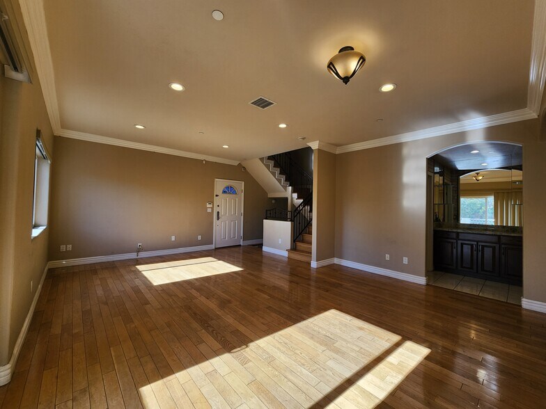 Building Photo - 13620 Valerio St