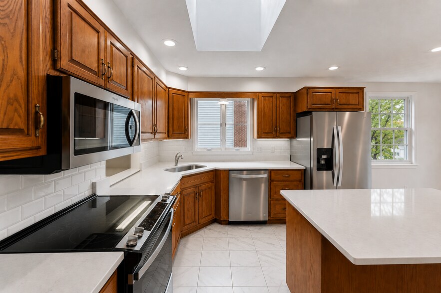Building Photo - 75 Charles St