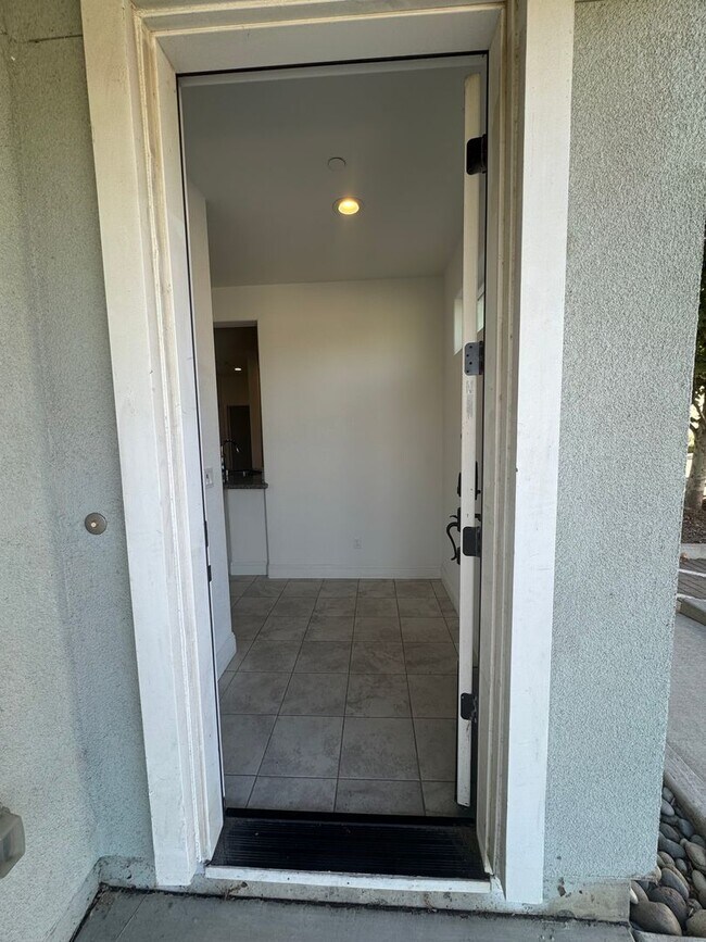Building Photo - 3 bedroom | 3.5 bathroom | Davis Single Fa...