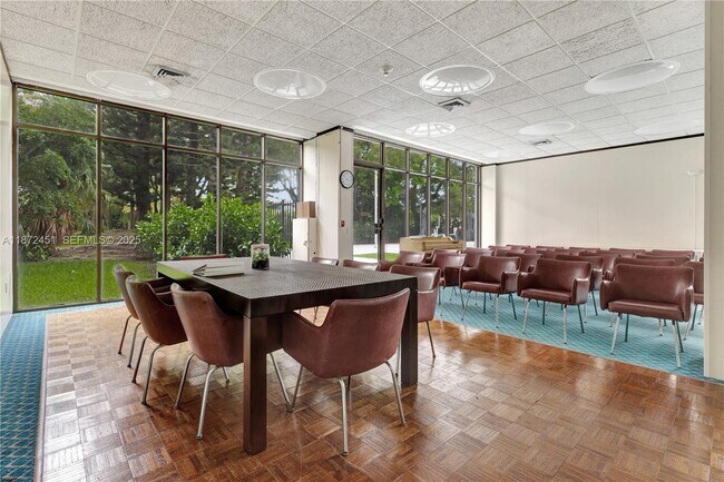 Building Photo - 20100 W Country Club Dr