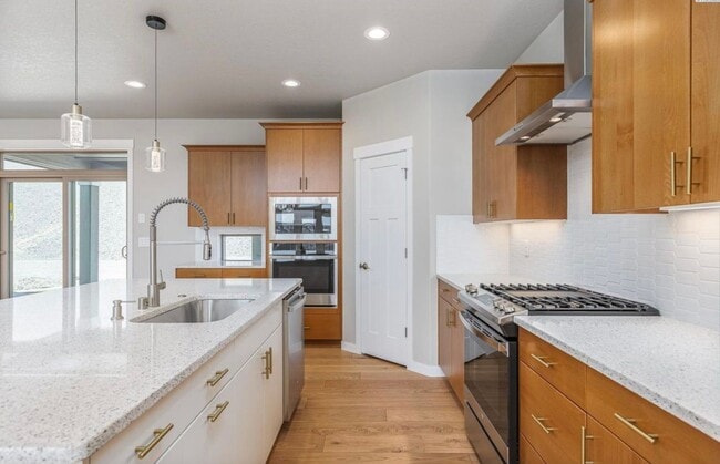 Building Photo - Luxury 4 Bedroom Home in Southridge w/4 ca...